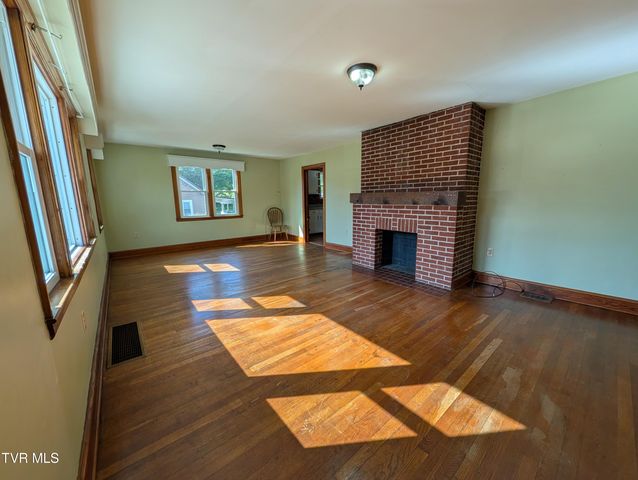 235 Southeast Glade Street, Wise, VA 24293