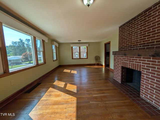235 Southeast Glade Street, Wise, VA 24293