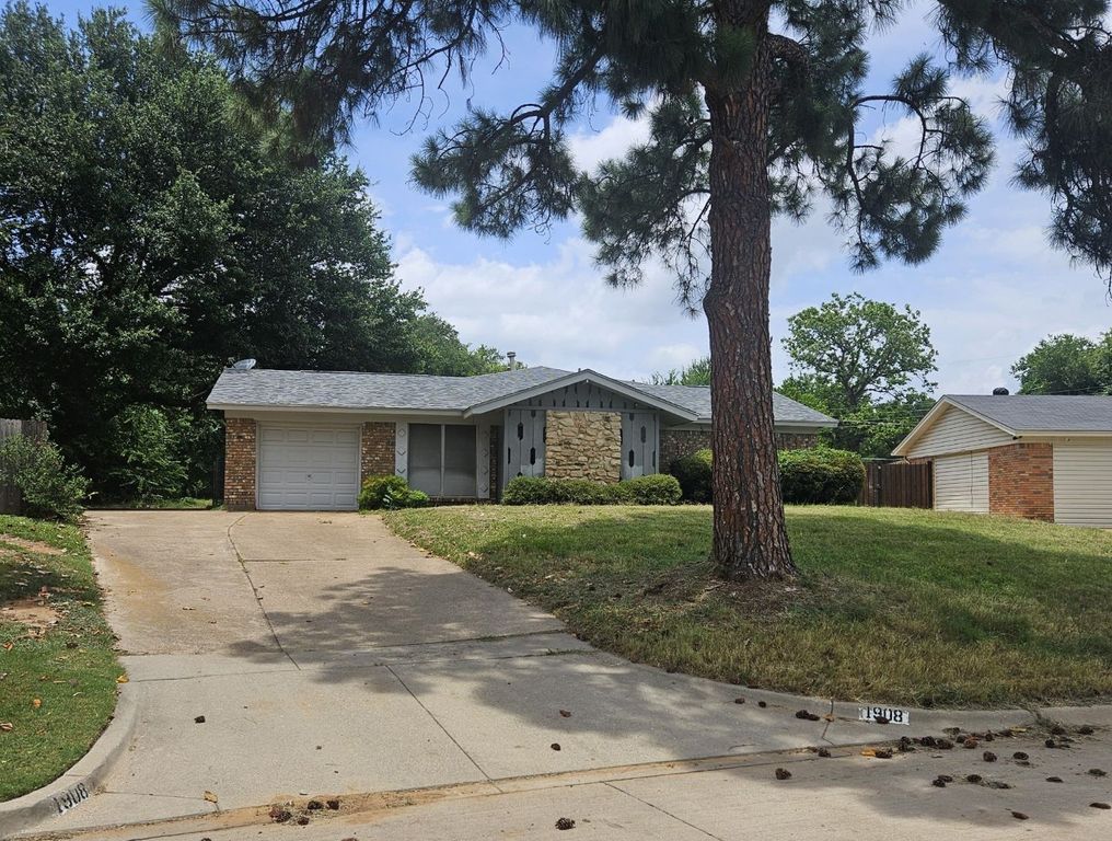 1908 Brookview Drive, Arlington, TX 76010