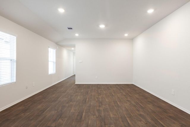 128 Granary DR, Uhland, TX 78640