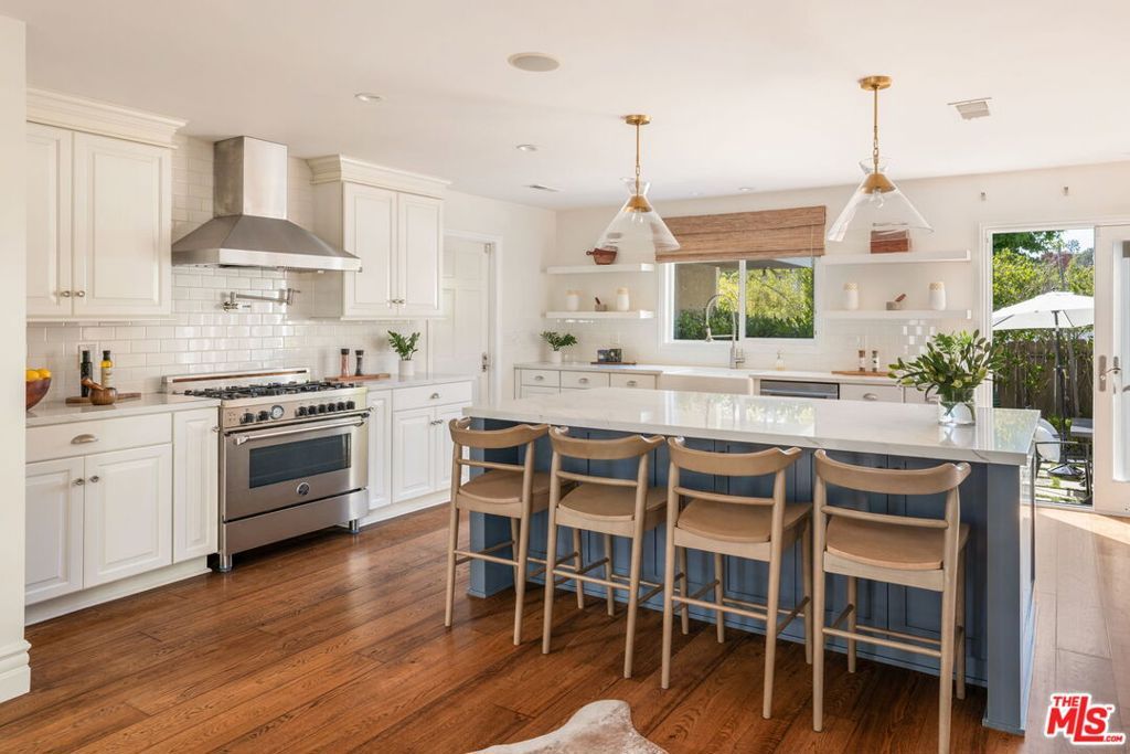 Image 12 of property listing at 1322 Avenida De Cortez, Los Angeles, CA 90272