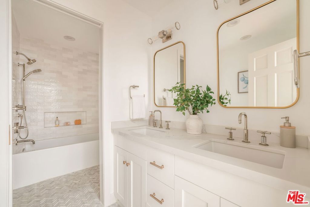 Image 14 of property listing at 1322 Avenida De Cortez, Los Angeles, CA 90272