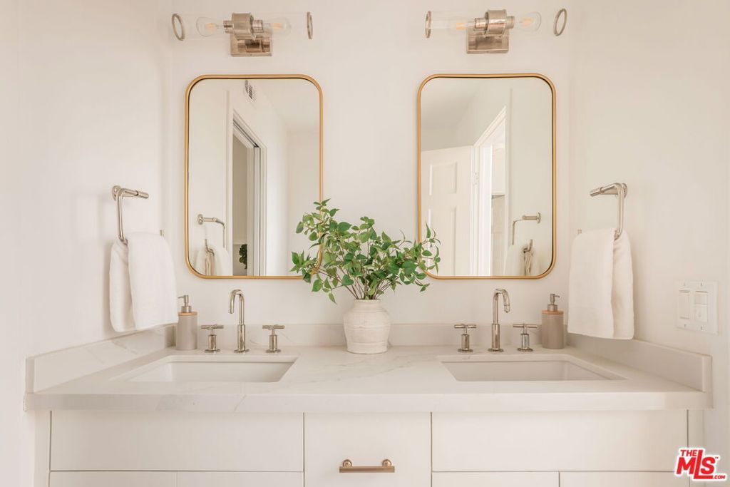 Image 15 of property listing at 1322 Avenida De Cortez, Los Angeles, CA 90272