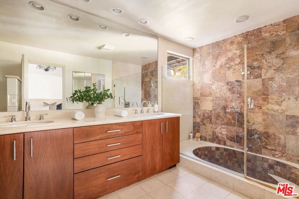 Image 20 of property listing at 1322 Avenida De Cortez, Los Angeles, CA 90272