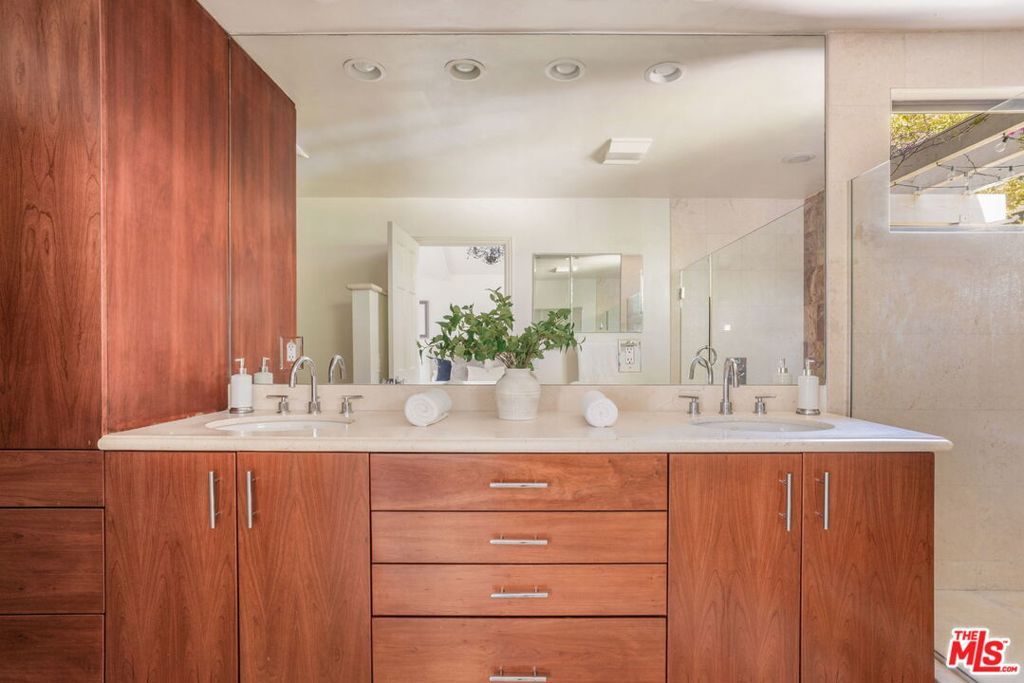 Image 21 of property listing at 1322 Avenida De Cortez, Los Angeles, CA 90272