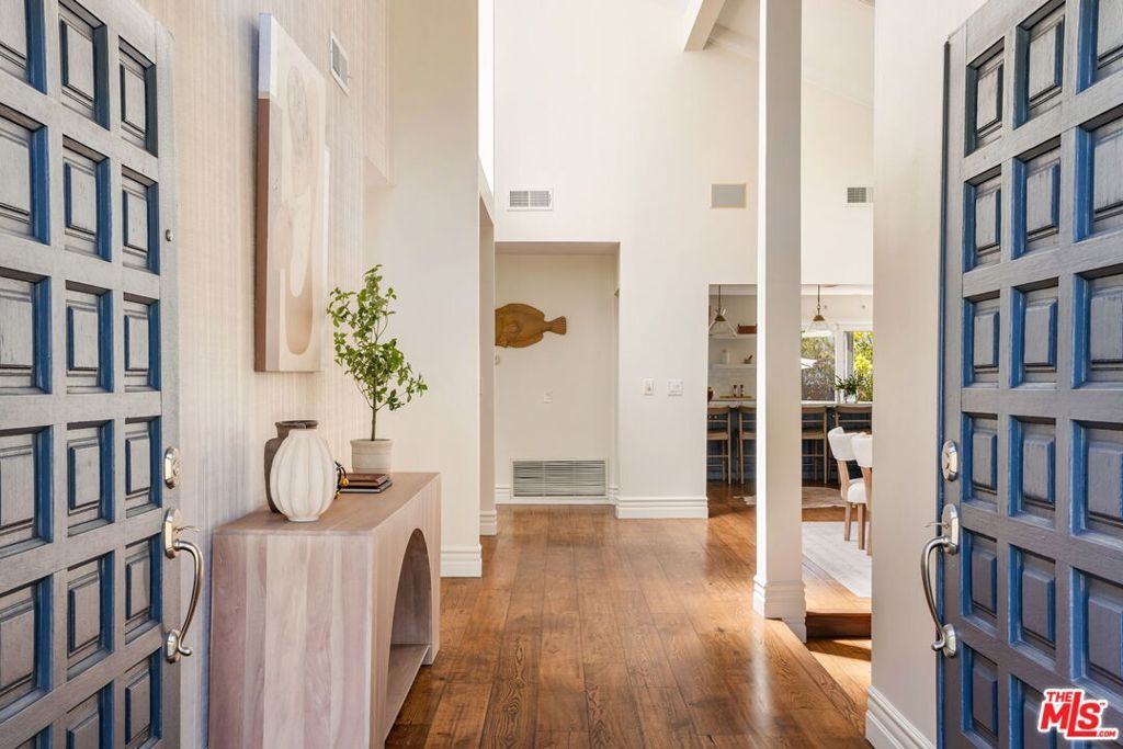 Image 3 of property listing at 1322 Avenida De Cortez, Los Angeles, CA 90272