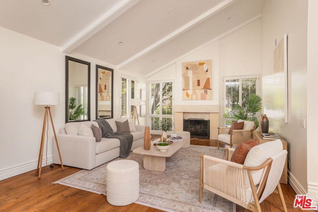 Image 5 of property listing at 1322 Avenida De Cortez, Los Angeles, CA 90272