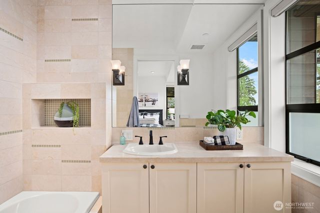 9632 Lake Washington Boulevard NE, Bellevue, WA 98004