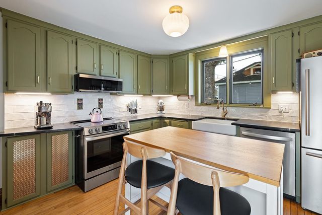 1555 Almond Avenue, Saint Paul, MN 55108