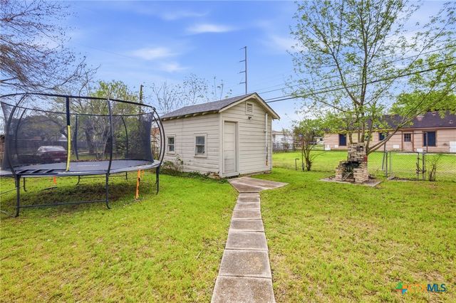 2011 E Crestwood Drive, Victoria, TX 77901