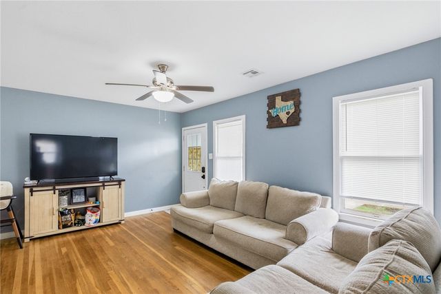 2011 E Crestwood Drive, Victoria, TX 77901