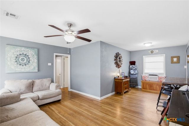 2011 E Crestwood Drive, Victoria, TX 77901