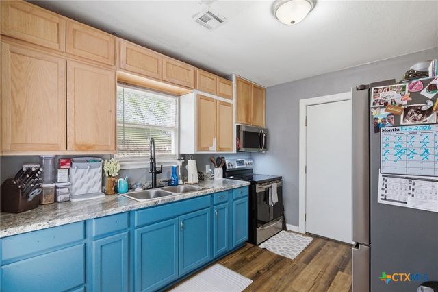 2011 E Crestwood Drive, Victoria, TX 77901