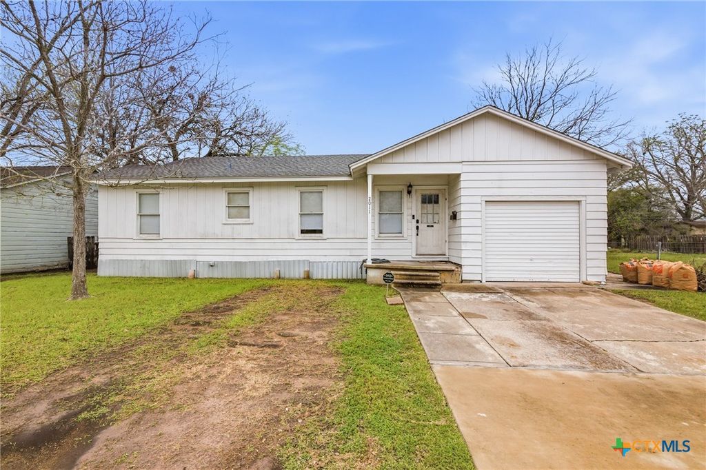2011 E Crestwood Drive, Victoria, TX 77901