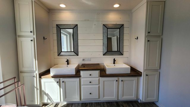 2695 Leslie Rd, Burkesville, KY 42717