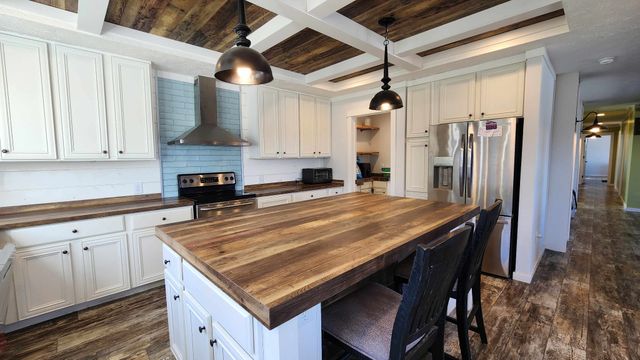 2695 Leslie Rd, Burkesville, KY 42717