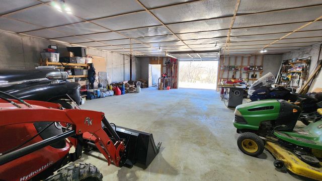 2695 Leslie Rd, Burkesville, KY 42717