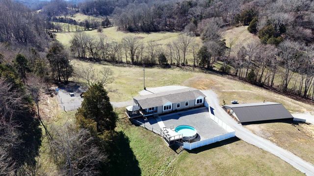 2695 Leslie Rd, Burkesville, KY 42717