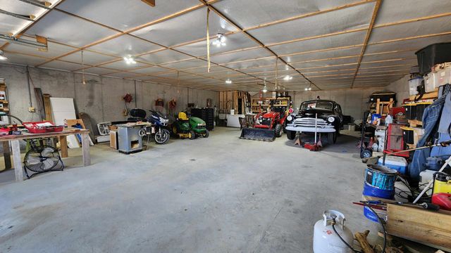 2695 Leslie Rd, Burkesville, KY 42717