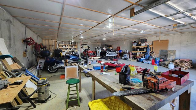 2695 Leslie Rd, Burkesville, KY 42717