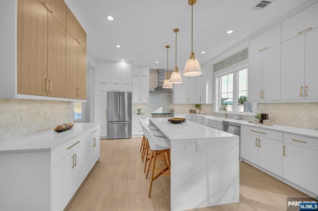 7 Canterbury Lane, Millburn, NJ 07078