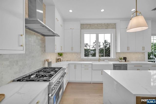 7 Canterbury Lane, Millburn, NJ 07078