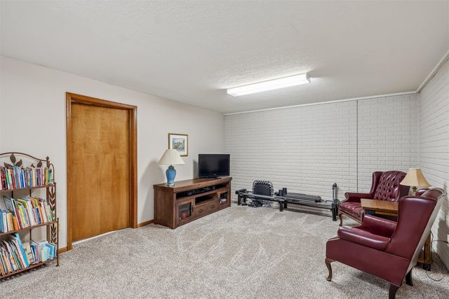 2613 Crown Flair Drive, West Des Moines, IA 50265