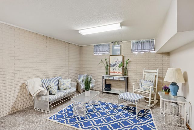 2613 Crown Flair Drive, West Des Moines, IA 50265
