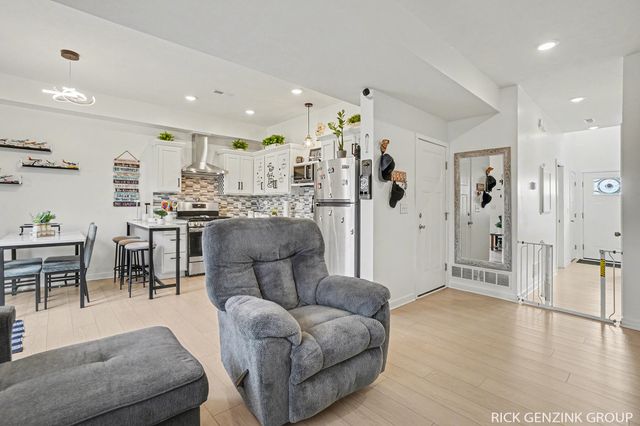 392 Harbor Town Court 4, Holland City, MI 49423