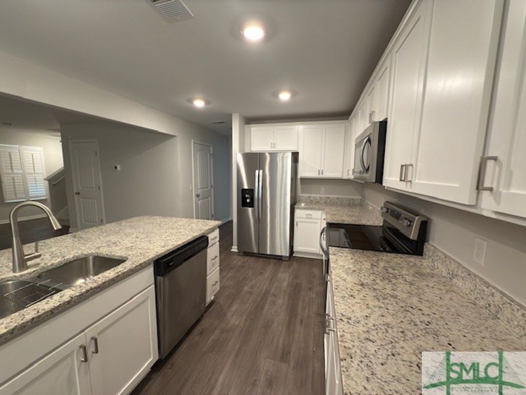 Image 10 of property listing at 108 Dunnoman Drive, Savannah, GA 31419