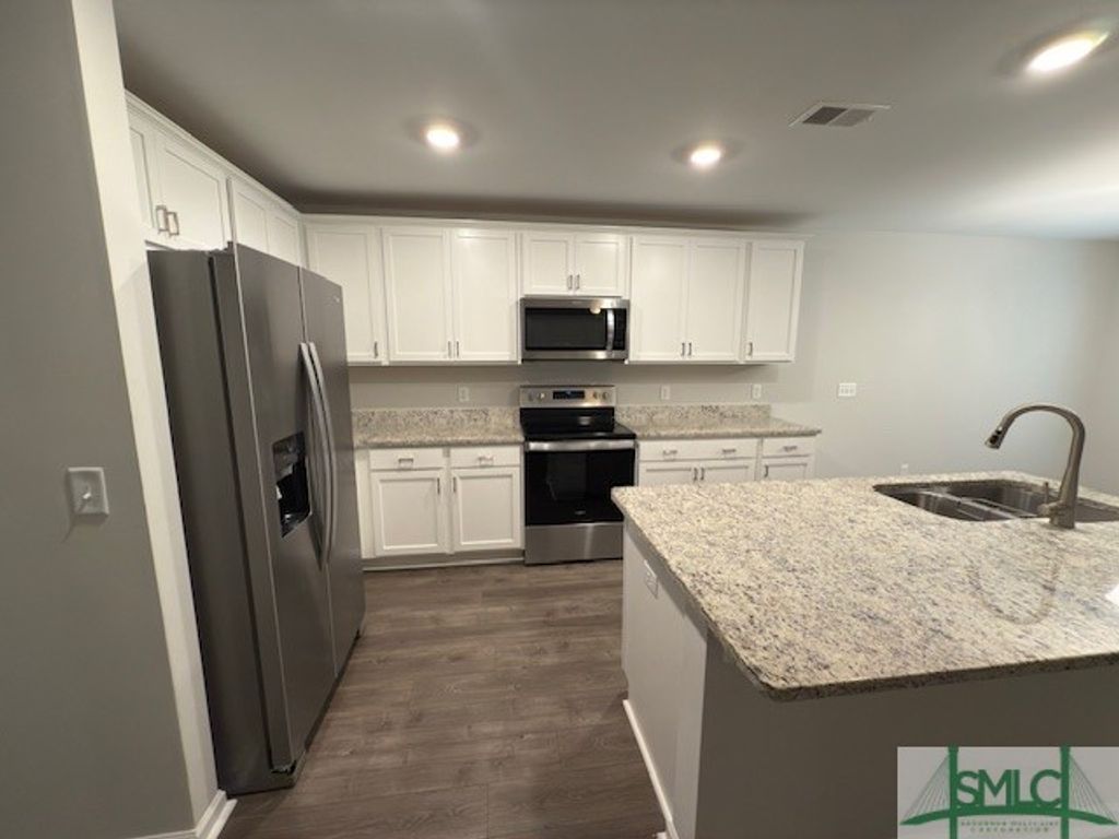 Image 11 of property listing at 108 Dunnoman Drive, Savannah, GA 31419