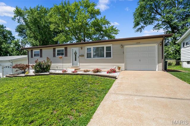 1255 Acredale Drive, Florissant, MO 63033