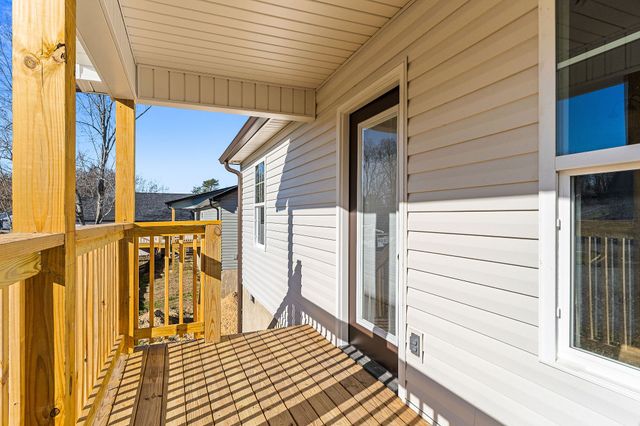 127 Sky View Meadow Dr, Crossville, TN 38555