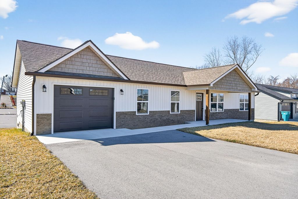 127 Sky View Meadow Dr, Crossville, TN 38555