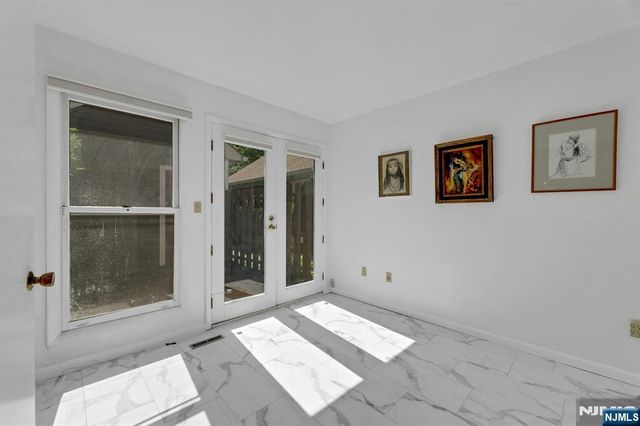 172 Grandview Lane, Mahwah, NJ 07430