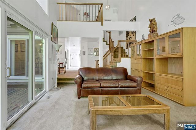 172 Grandview Lane, Mahwah, NJ 07430