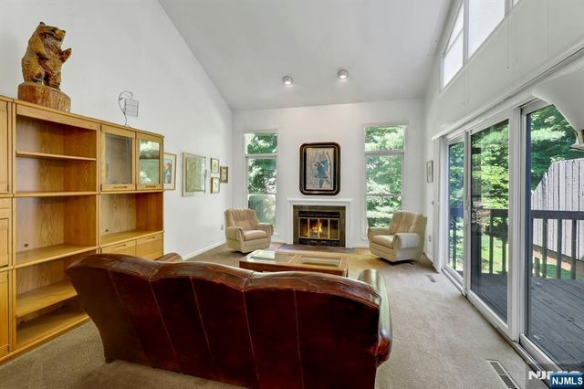 172 Grandview Lane, Mahwah, NJ 07430