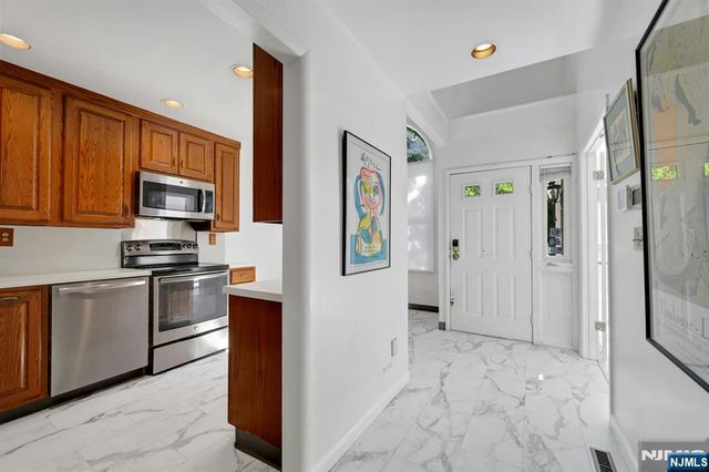 172 Grandview Lane, Mahwah, NJ 07430