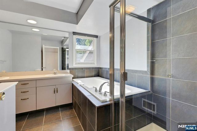 172 Grandview Lane, Mahwah, NJ 07430