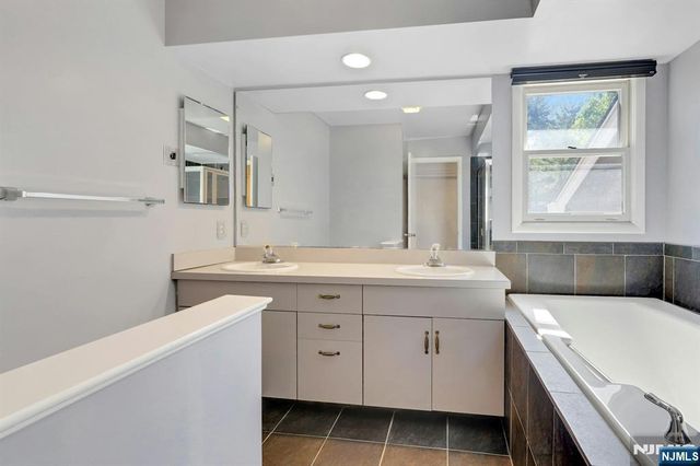 172 Grandview Lane, Mahwah, NJ 07430