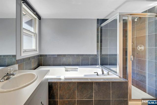 172 Grandview Lane, Mahwah, NJ 07430