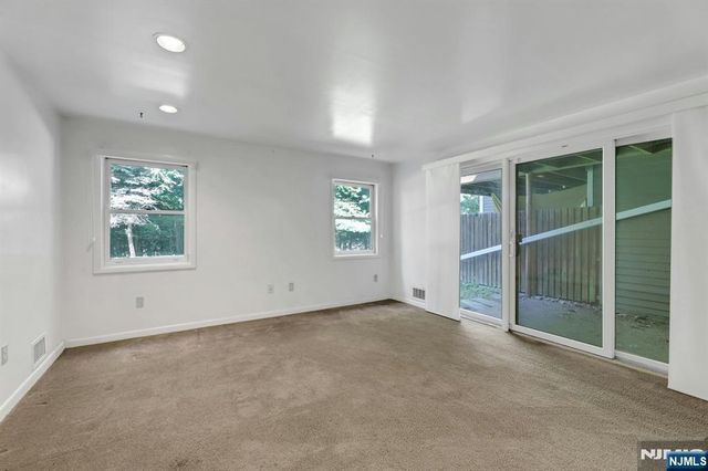 172 Grandview Lane, Mahwah, NJ 07430