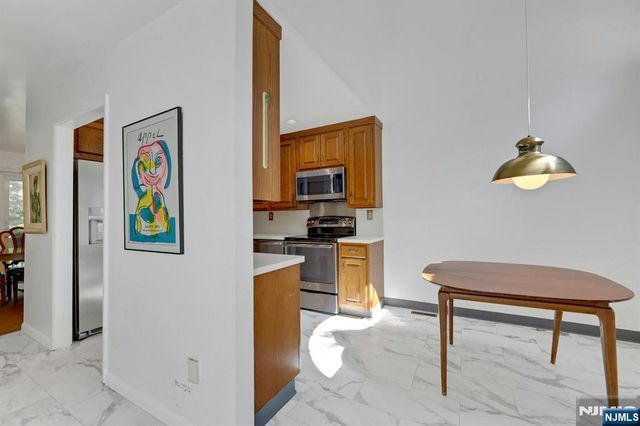 172 Grandview Lane, Mahwah, NJ 07430