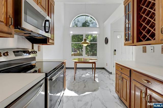 172 Grandview Lane, Mahwah, NJ 07430