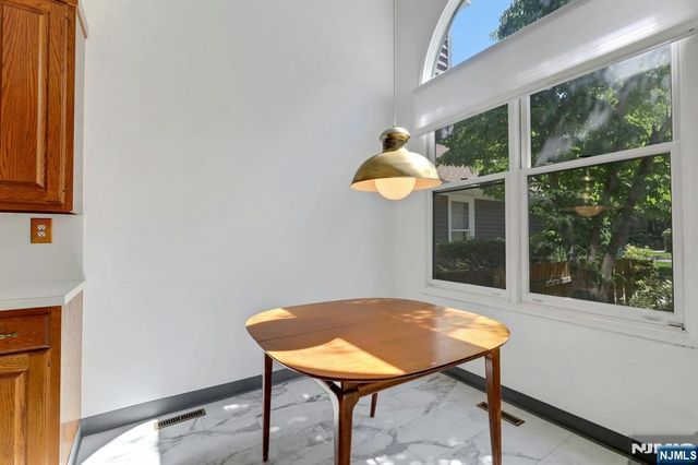 172 Grandview Lane, Mahwah, NJ 07430