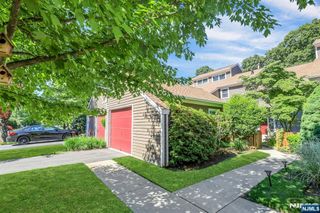 172 Grandview Lane, Mahwah, NJ 07430