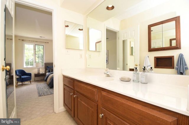 26 HOLLY LEAF CT, Bethesda, MD 20817
