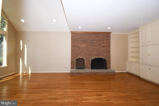 26 HOLLY LEAF CT, Bethesda, MD 20817