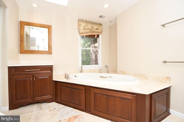 26 HOLLY LEAF CT, Bethesda, MD 20817