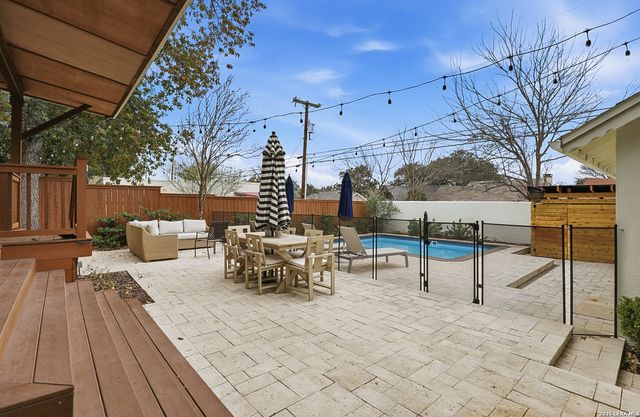 303 W Rosewood, San Antonio, TX 78212